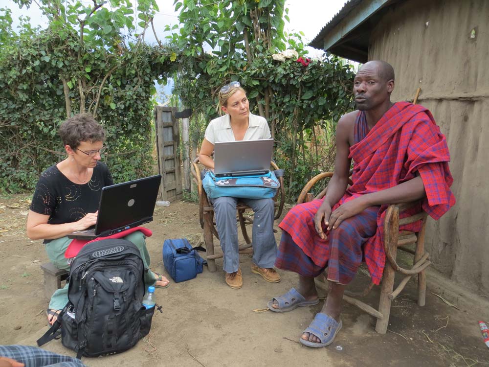 Ibland kändes det lite absurt att sitta på en dammig gård i stekande sol med moderna laptops i knäe. Här behandlar vi en masaj-man utanför hans hydda.